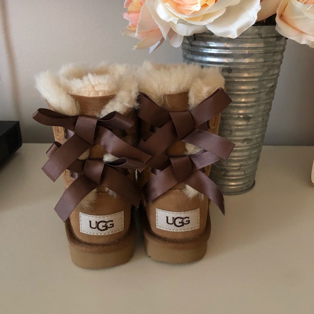 Toddler Bow Ugg Size 6 NWOT